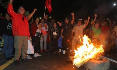 Simpatizantes del Partido Libertad y Refundación (Libre) se manifiestan por un supuesto fraude electoral en los comicios del 30 de noviembre, este martes, frente a las instalaciones del Consejo Nacional Electoral (CNE), en Tegucigalpa (Honduras). EFE/ Gustavo Amador