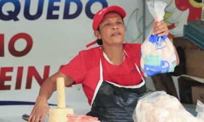 La vendedora hondureña Glenda Ferrufino trabaja en su local este lunes, en la Feria del Artesano y el Agricultor en Tegucigalpa (Honduras). EFE/ Gustavo Amador