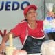 La vendedora hondureña Glenda Ferrufino trabaja en su local este lunes, en la Feria del Artesano y el Agricultor en Tegucigalpa (Honduras). EFE/ Gustavo Amador