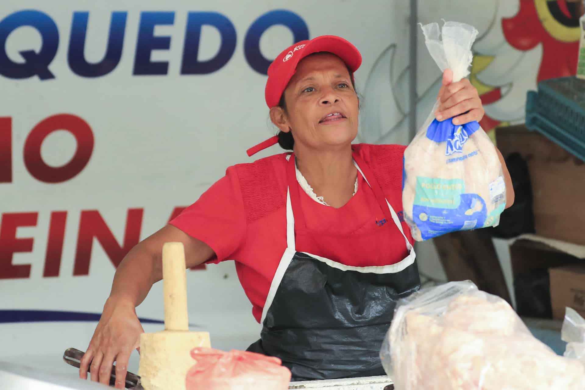 La vendedora hondureña Glenda Ferrufino trabaja en su local este lunes, en la Feria del Artesano y el Agricultor en Tegucigalpa (Honduras). EFE/ Gustavo Amador