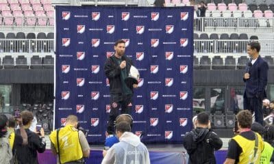 El jugador del Inter Miami Lionel Messi habla tras recibir el premio Landon Donovan al MVP (jugador más valioso) de la MLS, en el Chase Stadium en Fort Lauderdale. EFE/Alberto Boal