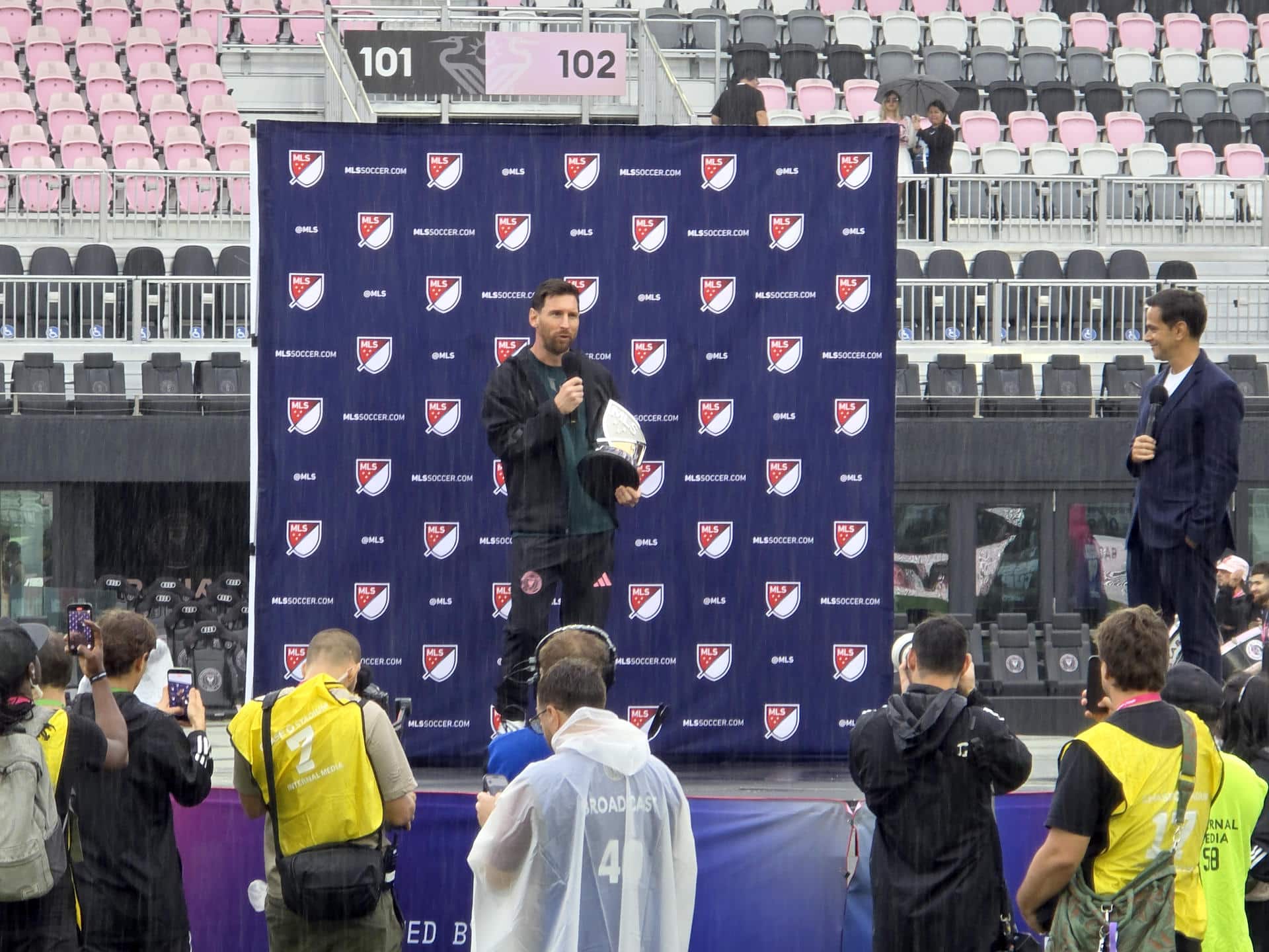 El jugador del Inter Miami Lionel Messi habla tras recibir el premio Landon Donovan al MVP (jugador más valioso) de la MLS, en el Chase Stadium en Fort Lauderdale. EFE/Alberto Boal