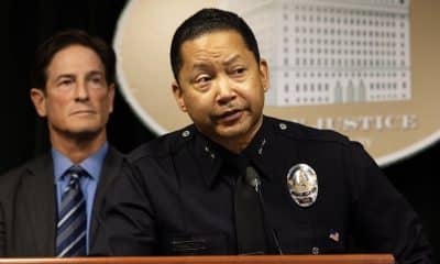 El jefe de detectives del Departamento de Policía de Los Ángeles (LAPD), Alan Hamilton (der.), habla durante una conferencia de prensa celebrada en el Palacio de Justicia en el centro de Los Ángeles, California, EE. UU., el 16 de diciembre de 2025. EFE/TED SOQUI