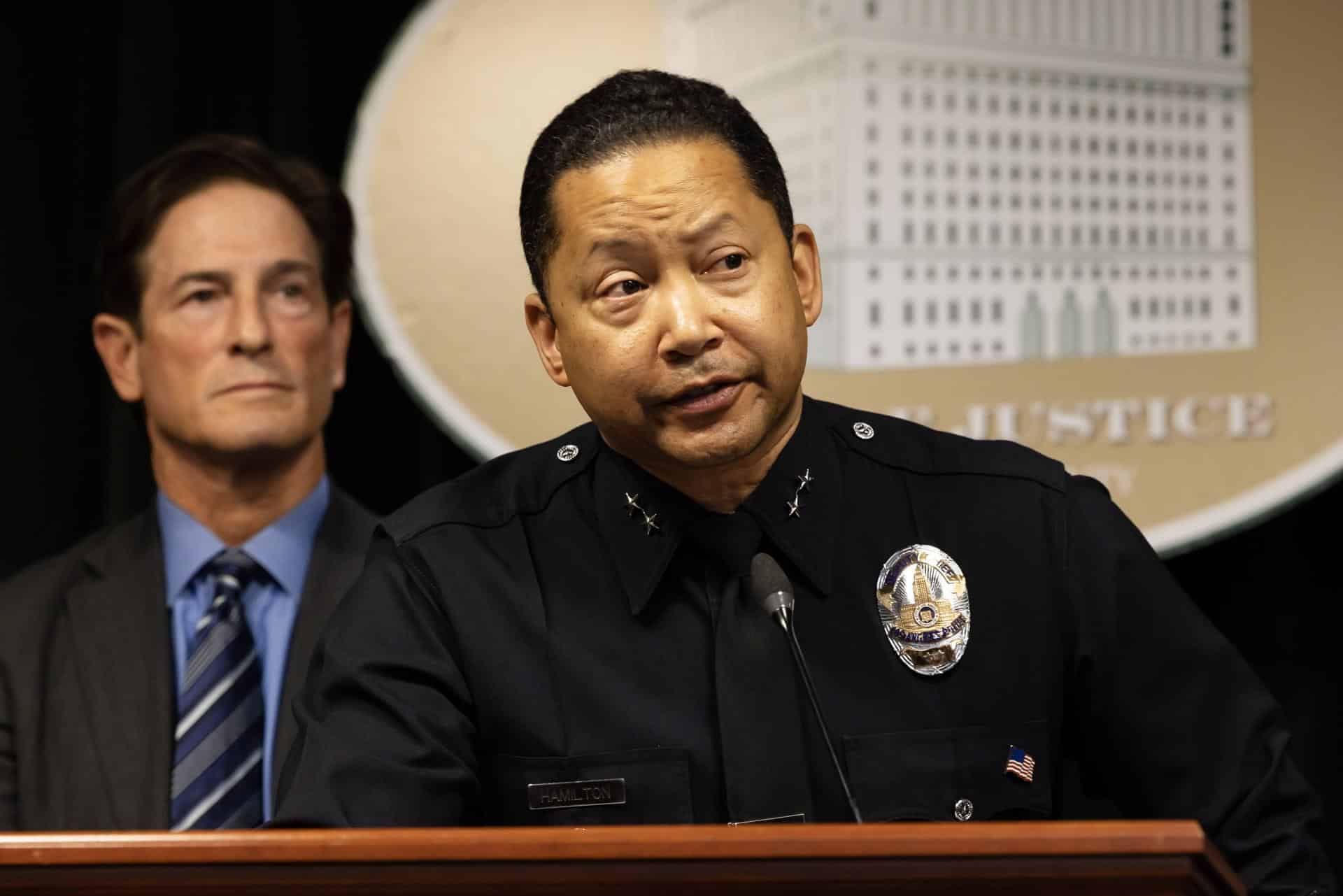 El jefe de detectives del Departamento de Policía de Los Ángeles (LAPD), Alan Hamilton (der.), habla durante una conferencia de prensa celebrada en el Palacio de Justicia en el centro de Los Ángeles, California, EE. UU., el 16 de diciembre de 2025. EFE/TED SOQUI