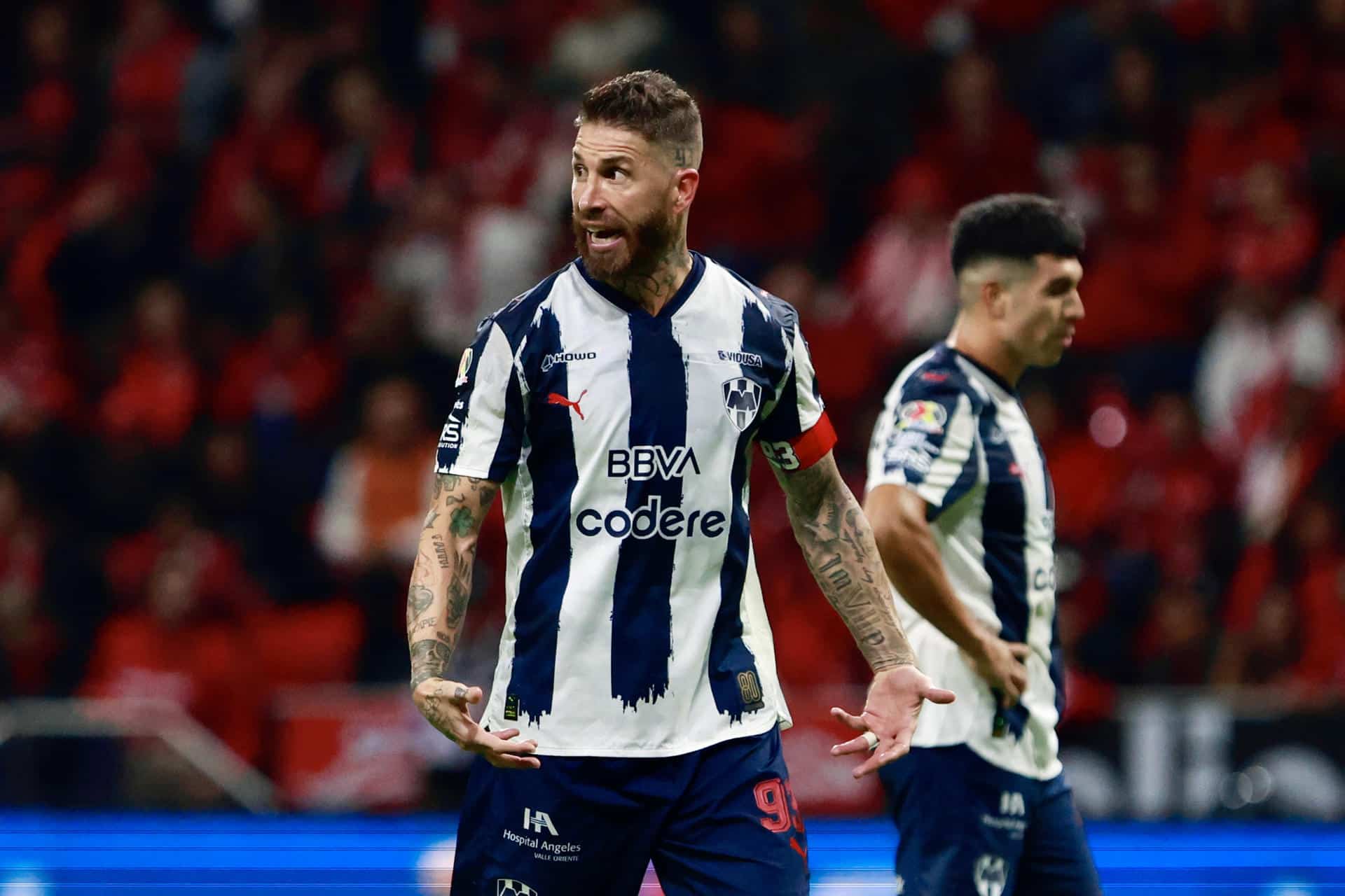 El futbolista español Sergio Ramos, de Monterrey, en el partido de semifinales del Torneo Apertura 2025 de la Liga MX entre Toluca y Monterrey en el estadio Nemesio Diez en Toluca (México). EFE/Felipe Gutiérrez