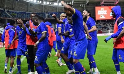 Los jugadores de Tanzania celebran su gol ante Uganda. EFE/EPA/JALAL MORCHIDI