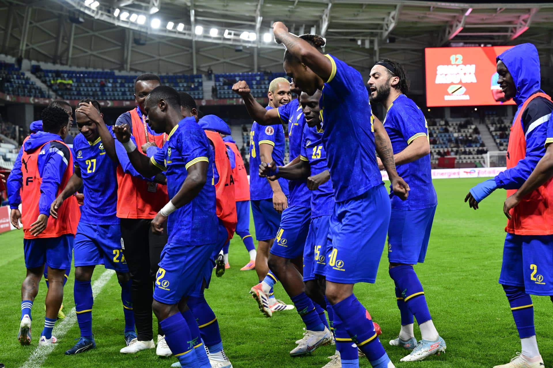 Los jugadores de Tanzania celebran su gol ante Uganda. EFE/EPA/JALAL MORCHIDI