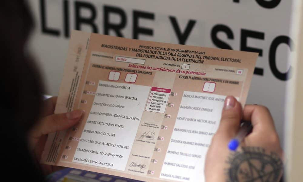Fotografía de archivo de una persona votando en las elecciones judiciales en Guadalajara (México). EFE/ Francisco Guasco