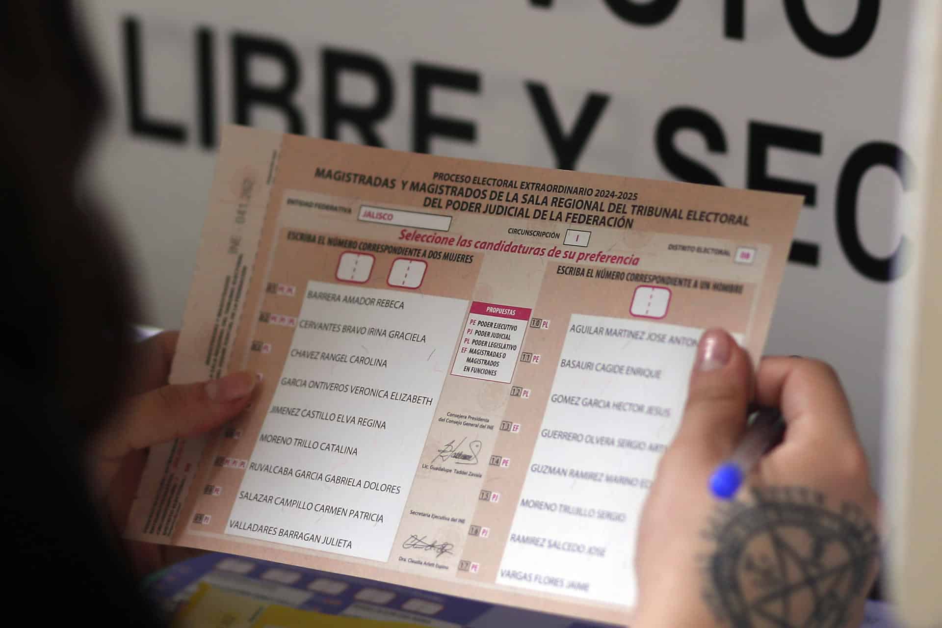 Fotografía de archivo de una persona votando en las elecciones judiciales en Guadalajara (México). EFE/ Francisco Guasco
