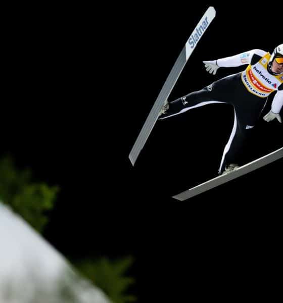 El esloveno Domen Prevc, gran favorito en la LXXIV edición del Cuatro Trampolines, durante la penúltima prueba de la Copa del Mundo previa al prestigioso torneo, que ganó el pasado fin de semana en Engelberg (Suiza). EFE/EPA/URS FLUEELER
EFE/EPA/PHILIPP SCHMIDLI