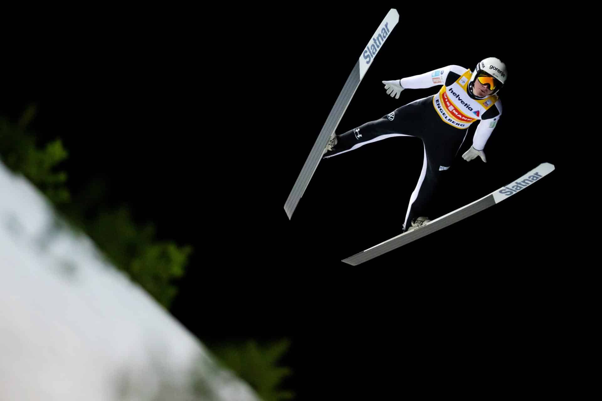 El esloveno Domen Prevc, gran favorito en la LXXIV edición del Cuatro Trampolines, durante la penúltima prueba de la Copa del Mundo previa al prestigioso torneo, que ganó el pasado fin de semana en Engelberg (Suiza). EFE/EPA/URS FLUEELER
EFE/EPA/PHILIPP SCHMIDLI
