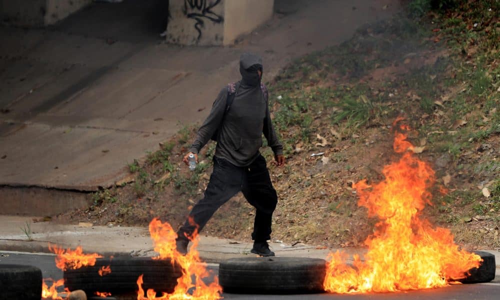 Simpatizantes del Partido Libertad y Refundación (Libre) de Honduras bloquean una calle durante una manifestación este lunes, en Tegucigalpa (Honduras).EFE/ Gustavo Amador