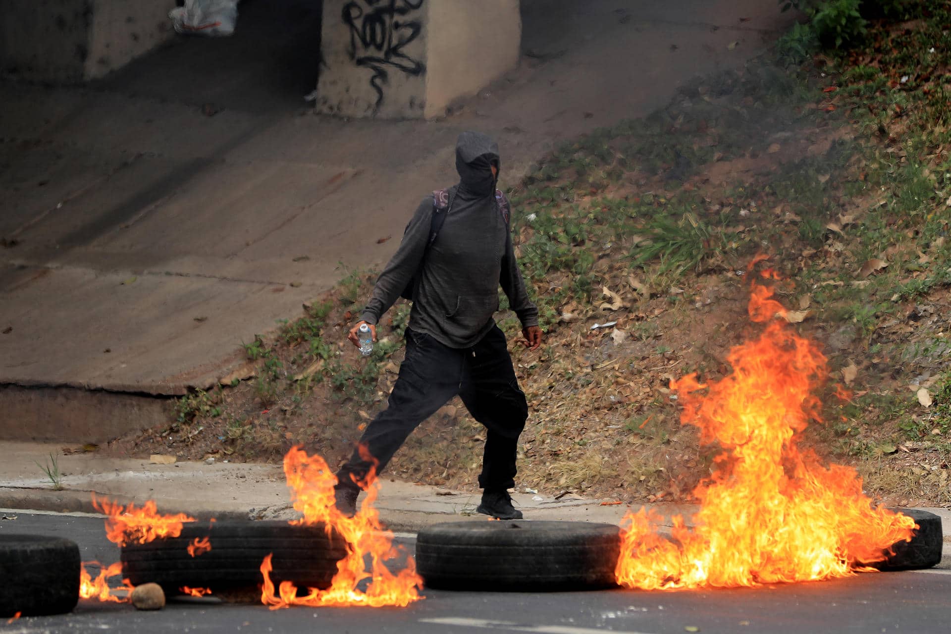 Simpatizantes del Partido Libertad y Refundación (Libre) de Honduras bloquean una calle durante una manifestación este lunes, en Tegucigalpa (Honduras).EFE/ Gustavo Amador