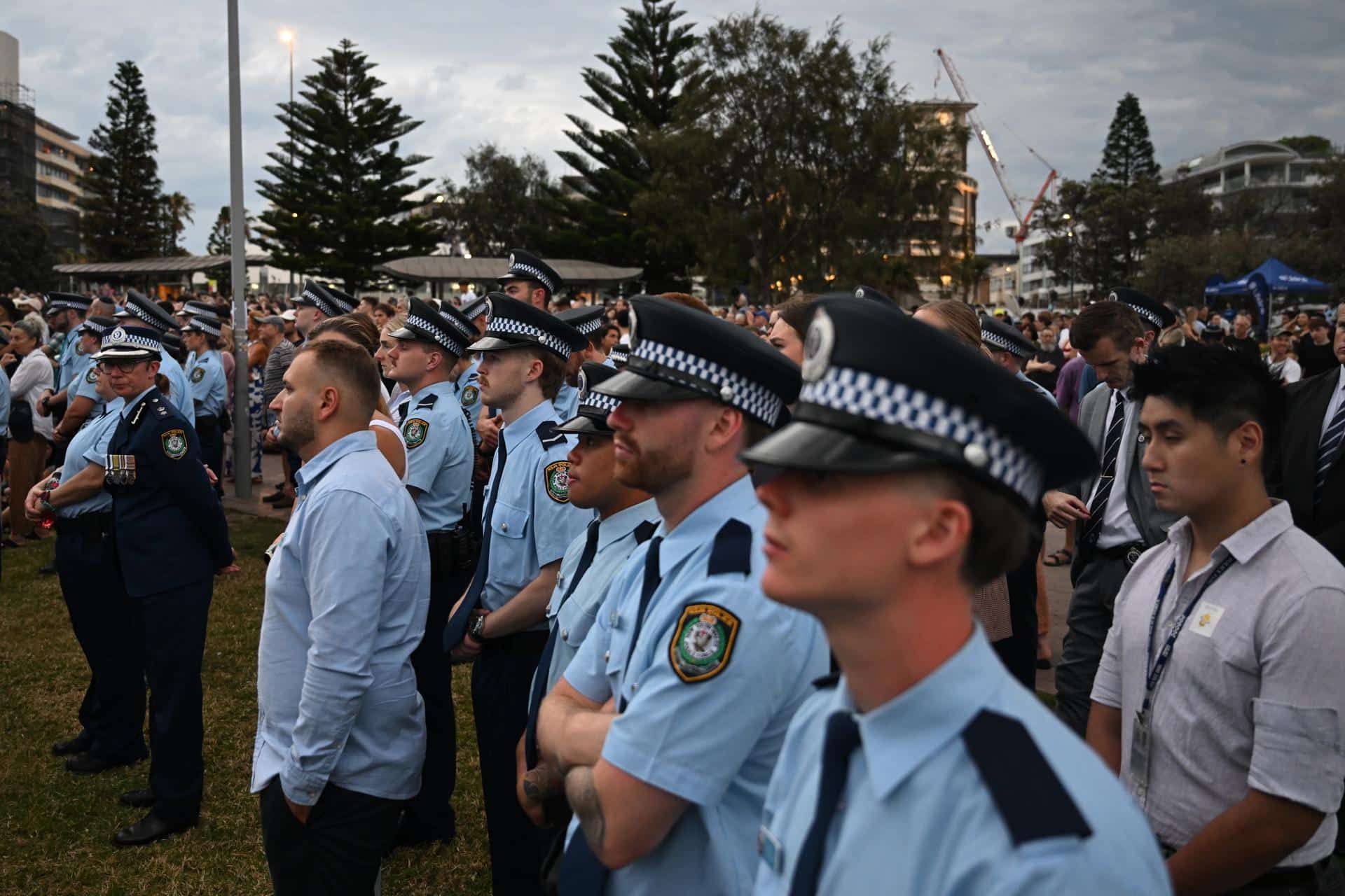 Sydney (Australia), 21/12/2025.- Fotografía de archivo que muestra a policías de Nueva Gales del Sur custodiando un homenaje a las víctimas del atentado antisemita del 14 de diciembre en Sídney. EFE/EPA/DEAN LEWINS AUSTRALIA AND NEW ZEALAND OUT