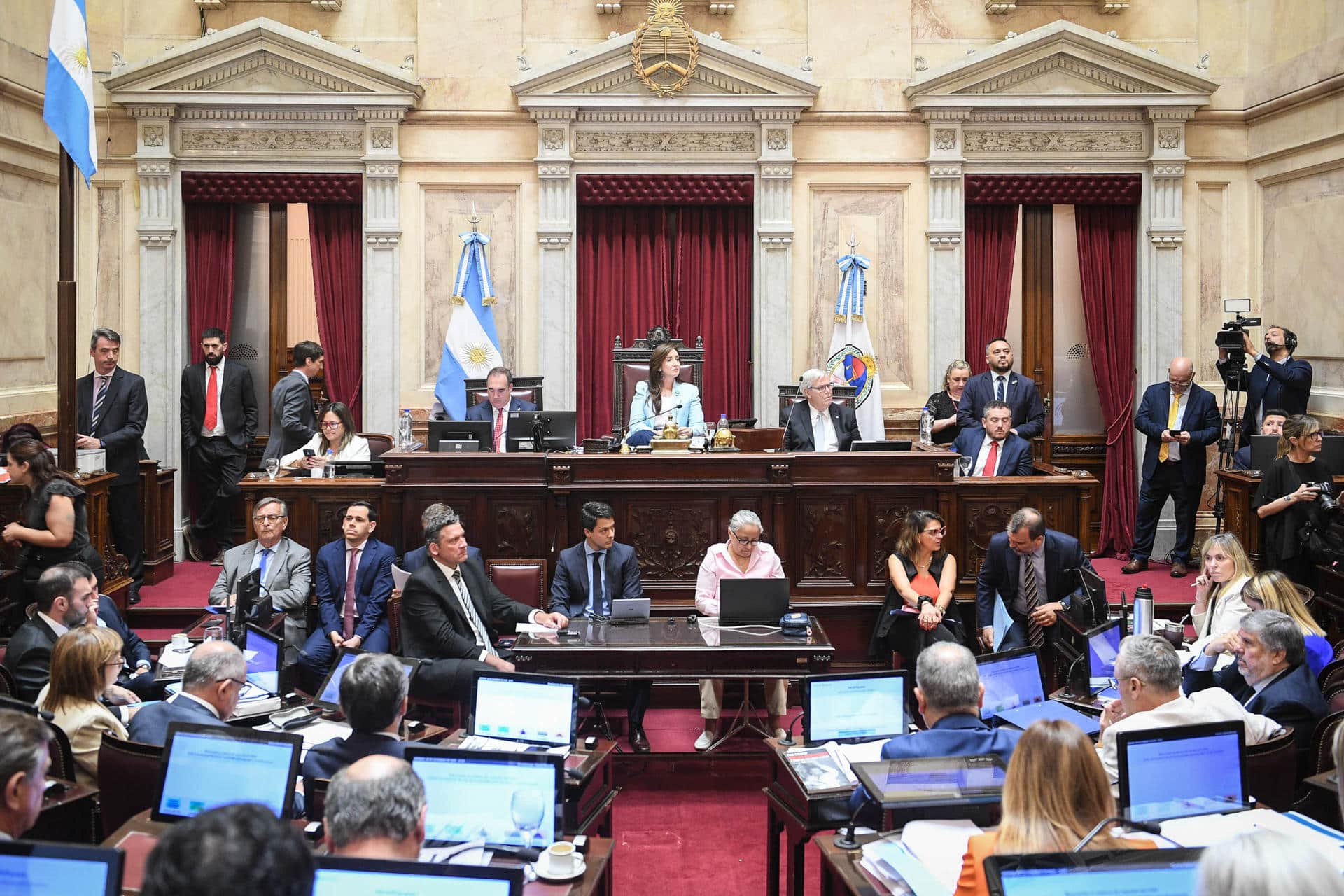 Fotografía cedida por el Senado de Argentina que muestra a parlamentarios asistiendo a una sesión este jueves, en Buenos Aires (Argentina). EFE/ Charly Diaz Azcue/ Senado