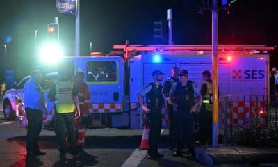 Agentes de policía y los servicios de emergencia trabajan en la zona de la playa de Bondi en Sídney, Australia, donde este domingo al menos 10 personas han muerto, incluido uno los presuntos agresores, por un tiroteo que obligó a acordonar la zona y que ha causado también al menos 12 heridos.Sydney (Australia), 14/12/2025.- EFE/MICK TSIKAS  PROHIBIDO SU USO EN AUSTRALIA Y NUEVA ZELANDA