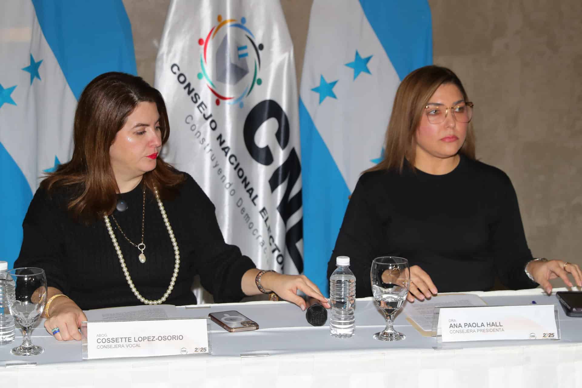 Foto de archivo de la consejera presidenta del Consejo Nacional Electoral (CNE) de Honduras, Ana Paola Hall (d), y la consejera miembro del pleno, Cossette López-Osorio. EFE/ Gustavo Amador