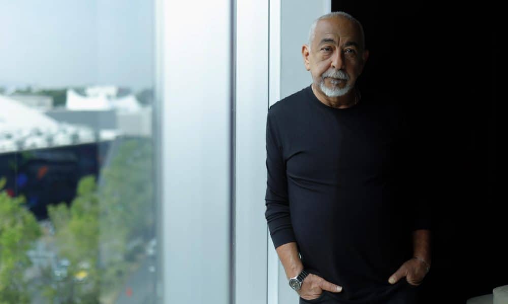 El escritor cubano, Leonardo Padura posa al término de una entrevista con EFE este viernes, en el marco de la 39 edición de la Feria Internacional del Libro de Guadalajara (FIL), en Jalisco (México). EFE/Francisco Guasco