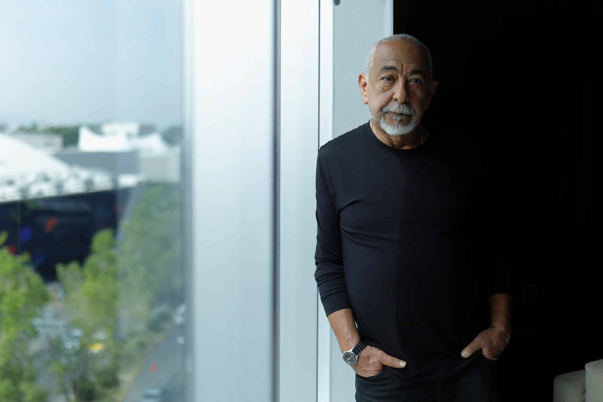 El escritor cubano, Leonardo Padura posa al término de una entrevista con EFE este viernes, en el marco de la 39 edición de la Feria Internacional del Libro de Guadalajara (FIL), en Jalisco (México). EFE/Francisco Guasco