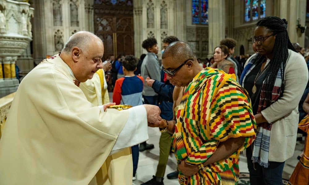 Fotografía de archivo donde aparecen feligreses durante una misa en la Catedral de San Patricio en Nueva York (EE.UU). EFE/ Ángel Colmenares