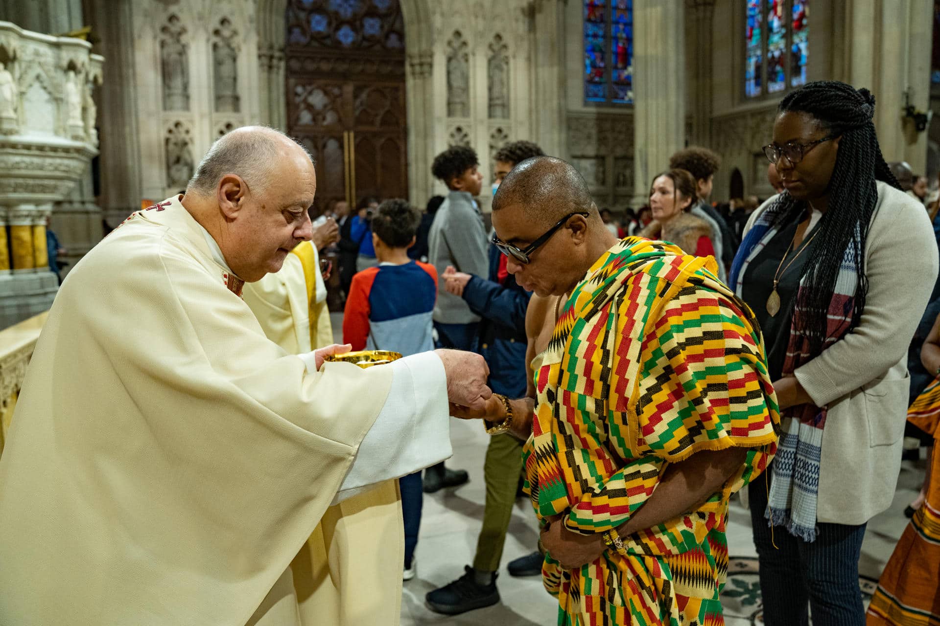Fotografía de archivo donde aparecen feligreses durante una misa en la Catedral de San Patricio en Nueva York (EE.UU). EFE/ Ángel Colmenares