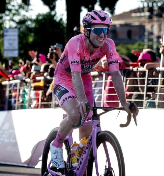 Fotografía de Giuseppe Lami, en la que puede verse en una imagen de archivo del 1 de junio de 2025 al ciclista británico Simon Yates, ganador del Giro 2025. EFE