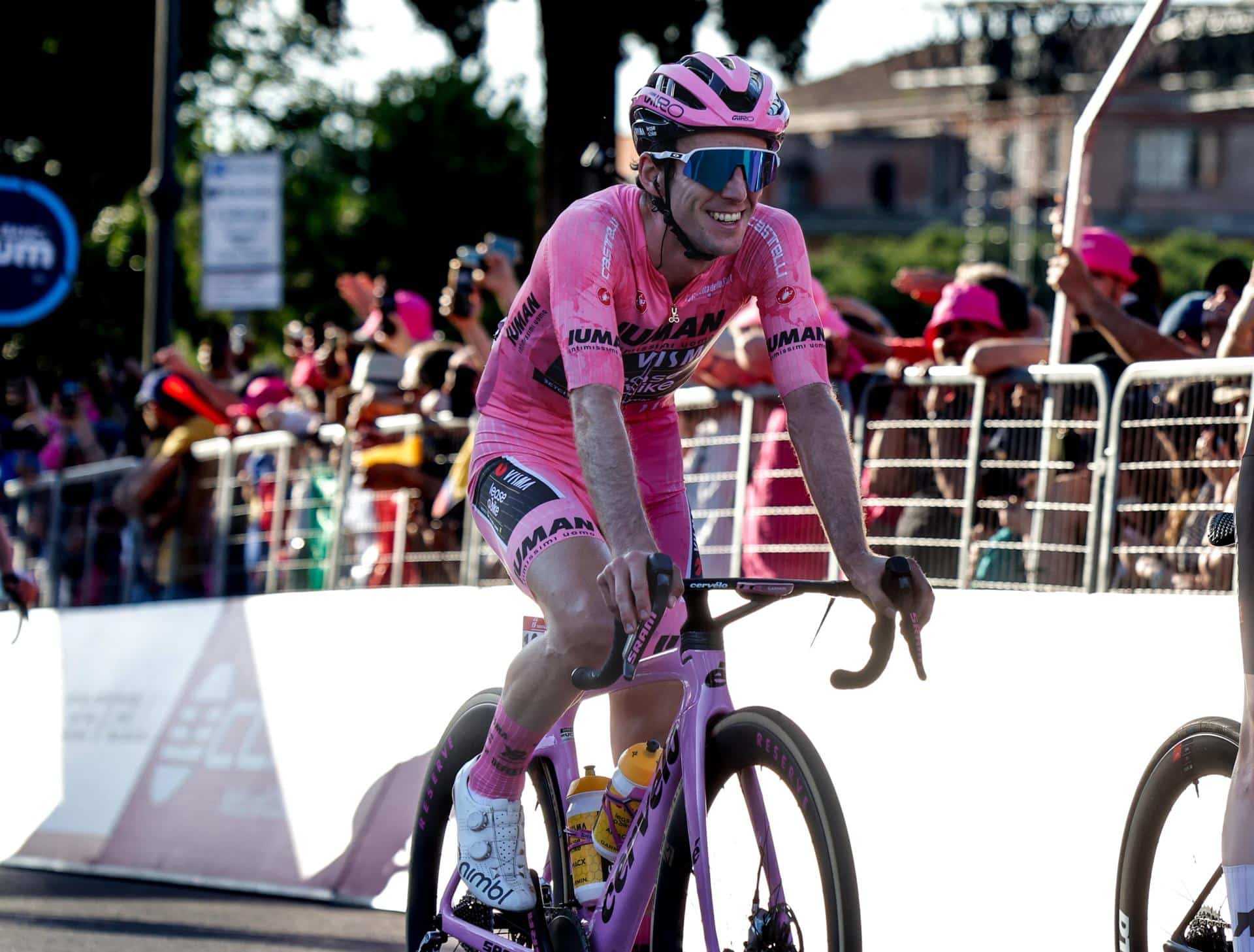 Fotografía de Giuseppe Lami, en la que puede verse en una imagen de archivo del 1 de junio de 2025 al ciclista británico Simon Yates, ganador del Giro 2025. EFE