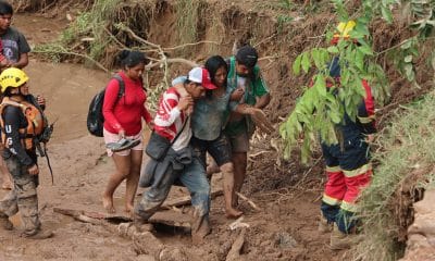 Una persona es rescatada en una zona afectada por el desbordamiento de un río este sábado, en El Torno (Bolivia). EFE/Juan Carlos Torrejón