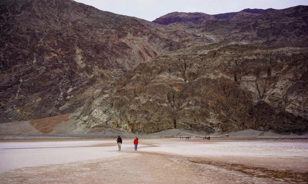 Fotografía cedida por el Servicio de Parques Nacionales (NPS) que muestra a personas caminando en el Parque Nacional del Valle de la Muerte en el estado de California (Estados Unidos). EFE/Savannah M. Sanford/NPS /SOLO USO EDITORIAL /NO VENTAS /SOLO DISPONIBLE PARA ILUSTRAR LA NOTICIA QUE ACOMPAÑA /CRÉDITO OBLIGATORIO