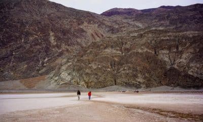 Fotografía cedida por el Servicio de Parques Nacionales (NPS) que muestra a personas caminando en el Parque Nacional del Valle de la Muerte en el estado de California (Estados Unidos). EFE/Savannah M. Sanford/NPS /SOLO USO EDITORIAL /NO VENTAS /SOLO DISPONIBLE PARA ILUSTRAR LA NOTICIA QUE ACOMPAÑA /CRÉDITO OBLIGATORIO