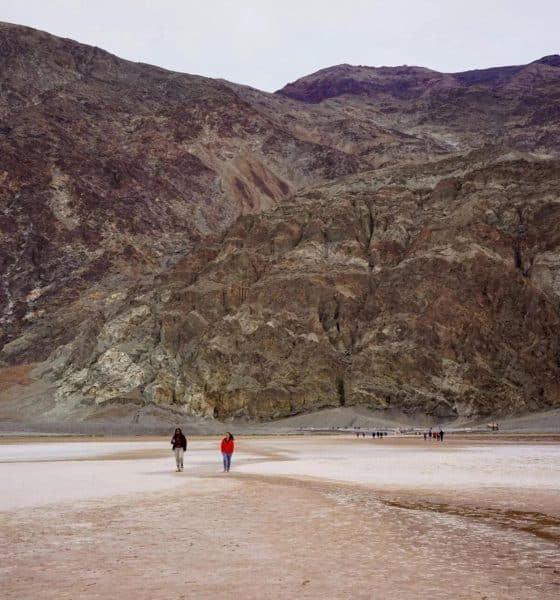 Fotografía cedida por el Servicio de Parques Nacionales (NPS) que muestra a personas caminando en el Parque Nacional del Valle de la Muerte en el estado de California (Estados Unidos). EFE/Savannah M. Sanford/NPS /SOLO USO EDITORIAL /NO VENTAS /SOLO DISPONIBLE PARA ILUSTRAR LA NOTICIA QUE ACOMPAÑA /CRÉDITO OBLIGATORIO