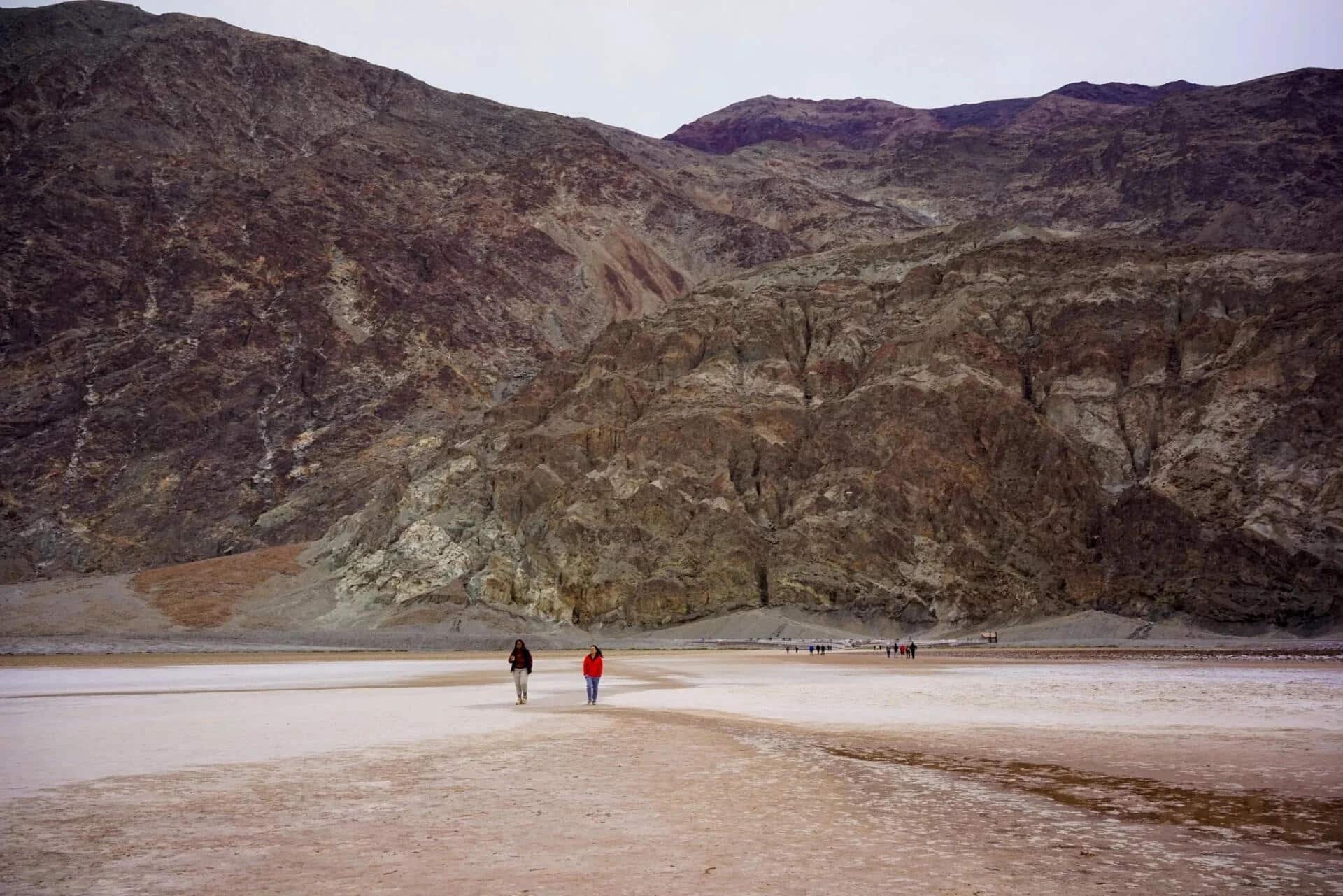 Fotografía cedida por el Servicio de Parques Nacionales (NPS) que muestra a personas caminando en el Parque Nacional del Valle de la Muerte en el estado de California (Estados Unidos). EFE/Savannah M. Sanford/NPS /SOLO USO EDITORIAL /NO VENTAS /SOLO DISPONIBLE PARA ILUSTRAR LA NOTICIA QUE ACOMPAÑA /CRÉDITO OBLIGATORIO