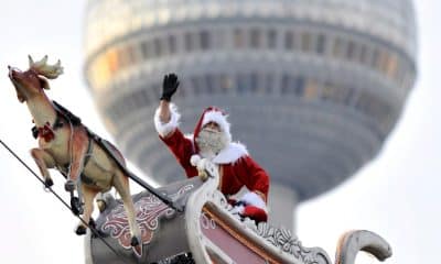 Santa Claus en su viaje mientras atraviesa Berlín. EFE/Rainer Jensen