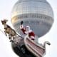 Santa Claus en su viaje mientras atraviesa Berlín. EFE/Rainer Jensen
