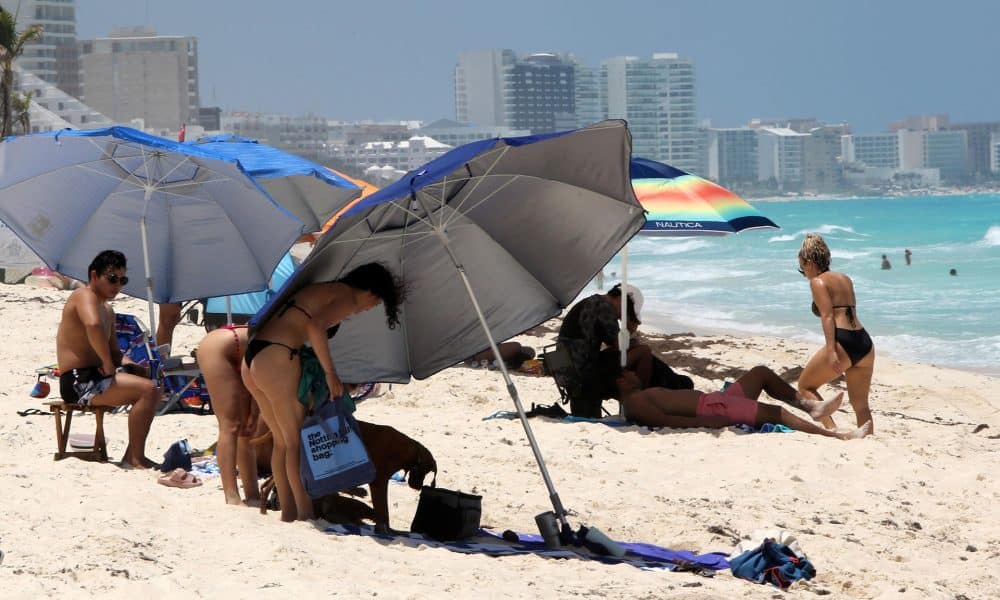 Turistas toman el sol en una playa en el balneario de Cancún (México). Imagen de archivo. EFE/ Alonso Cupul