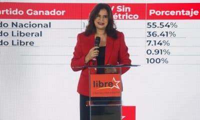 La candidata oficialista del Partido Libertad y Refundación (Libre, izquierda), Rixi Moncada, habla este lunes, en Tegucigalpa (Honduras). EFE/ STR