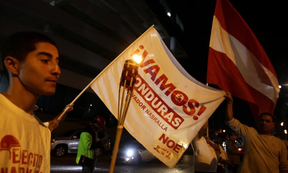 AME5165. TEGUCIGALPA (HONDURAS), 02/12/2025.- Simpatizantes del candidato a la presidencia de Honduras Salvador Nasralla, del Partido Liberal, protestan en la entrada de la sede temporal del Consejo Nacional Electoral (CNE) este martes, en Tegucigalpa (Honduras). EFE/ Carlos Lemos