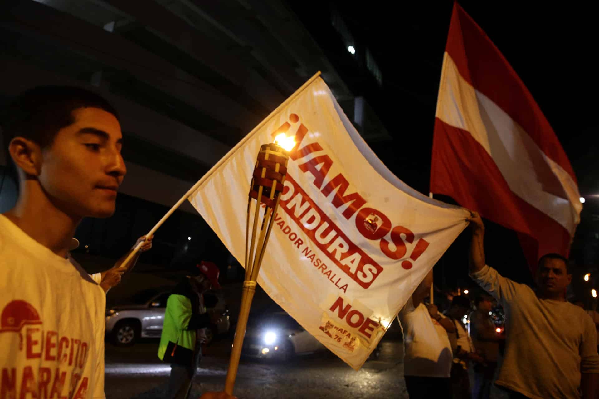 AME5165. TEGUCIGALPA (HONDURAS), 02/12/2025.- Simpatizantes del candidato a la presidencia de Honduras Salvador Nasralla, del Partido Liberal, protestan en la entrada de la sede temporal del Consejo Nacional Electoral (CNE) este martes, en Tegucigalpa (Honduras). EFE/ Carlos Lemos