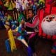 Una vendedora sostiene una piñata en el mercado de Jamaica, en Ciudad de México (México). Imagen de archivo. EFE/ Sáshenka Gutiérrez