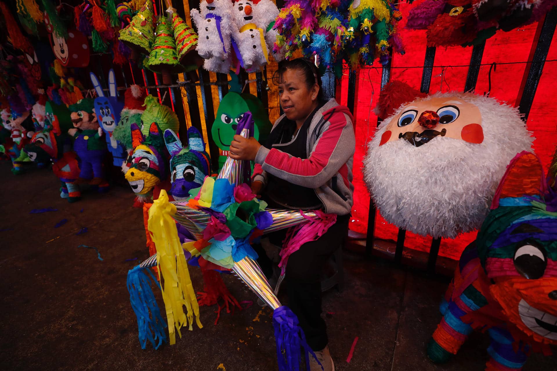Una vendedora sostiene una piñata en el mercado de Jamaica, en Ciudad de México (México). Imagen de archivo. EFE/ Sáshenka Gutiérrez