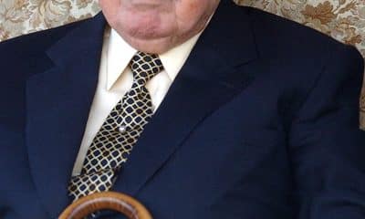 El ex dictador chileno Augusto Pinochet durante un acto en su mansión del sector santiaguino de La Dehesa, en 2003. EFE/Archivo/Leo Marcazolo