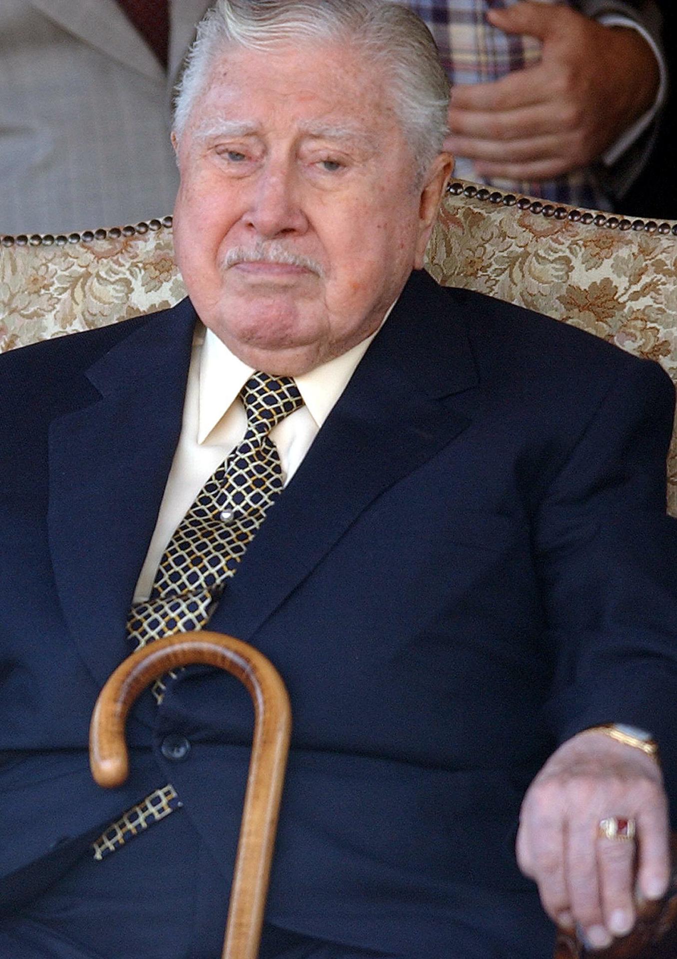 El ex dictador chileno Augusto Pinochet durante un acto en su mansión del sector santiaguino de La Dehesa, en 2003. EFE/Archivo/Leo Marcazolo