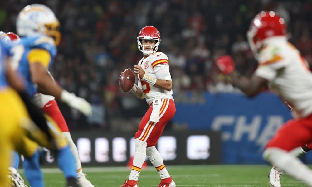 Patrick Mahomes (c), pasador de los Chiefs. EFE/Isaac Fontana