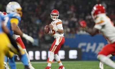Patrick Mahomes (c), pasador de los Chiefs. EFE/Isaac Fontana