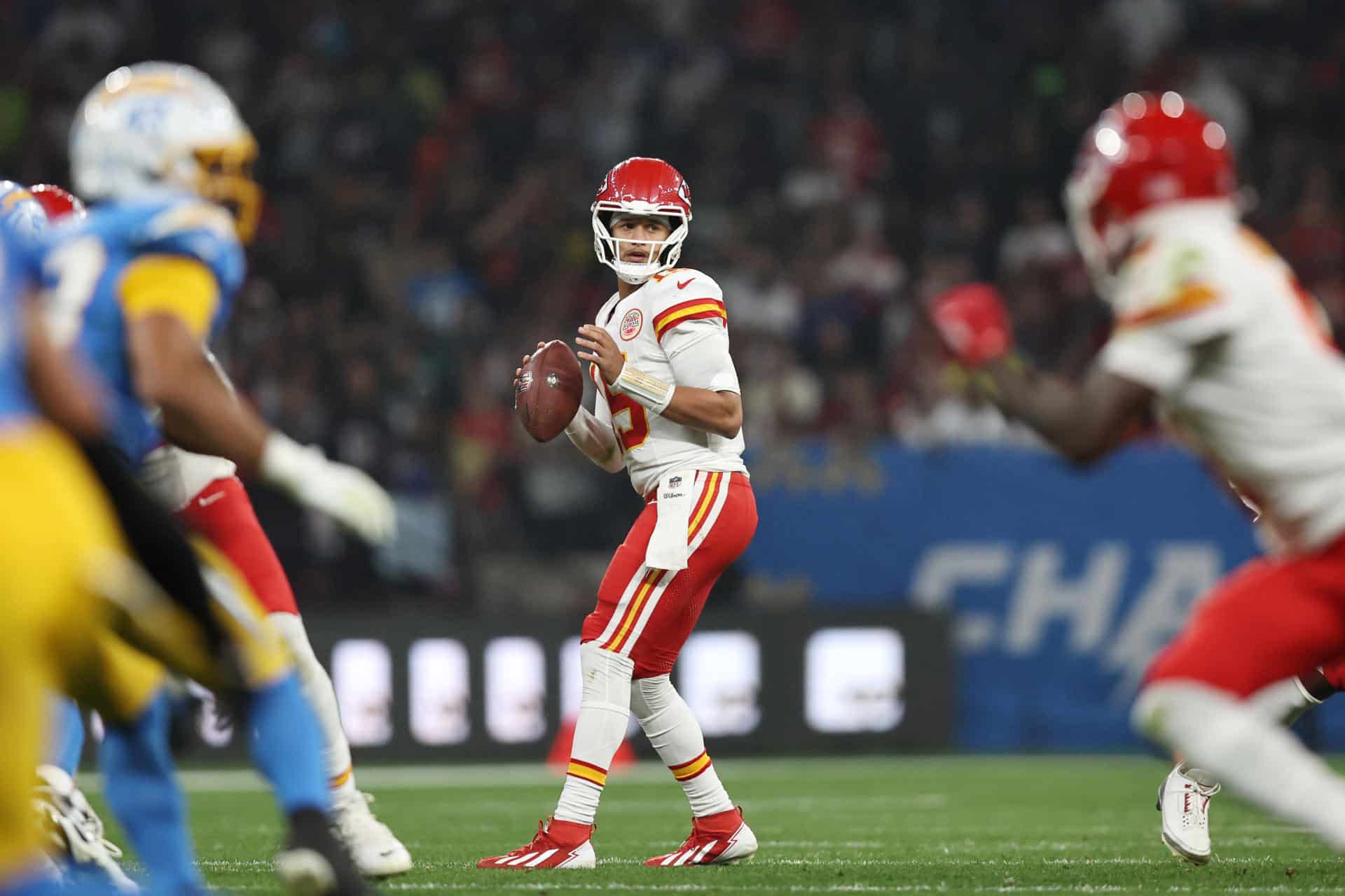 Patrick Mahomes (c), pasador de los Chiefs. EFE/Isaac Fontana