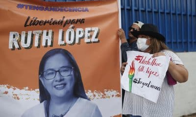 Fotografía de archivo de personas que realizan un plantón en apoyo a la defensora de derechos humanos Ruth López. EFE/Rodrigo Sura