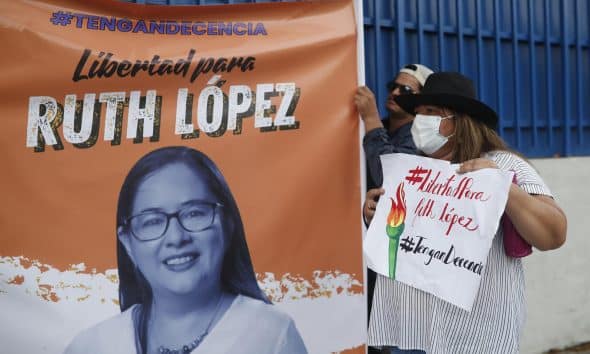 Fotografía de archivo de personas que realizan un plantón en apoyo a la defensora de derechos humanos Ruth López. EFE/Rodrigo Sura