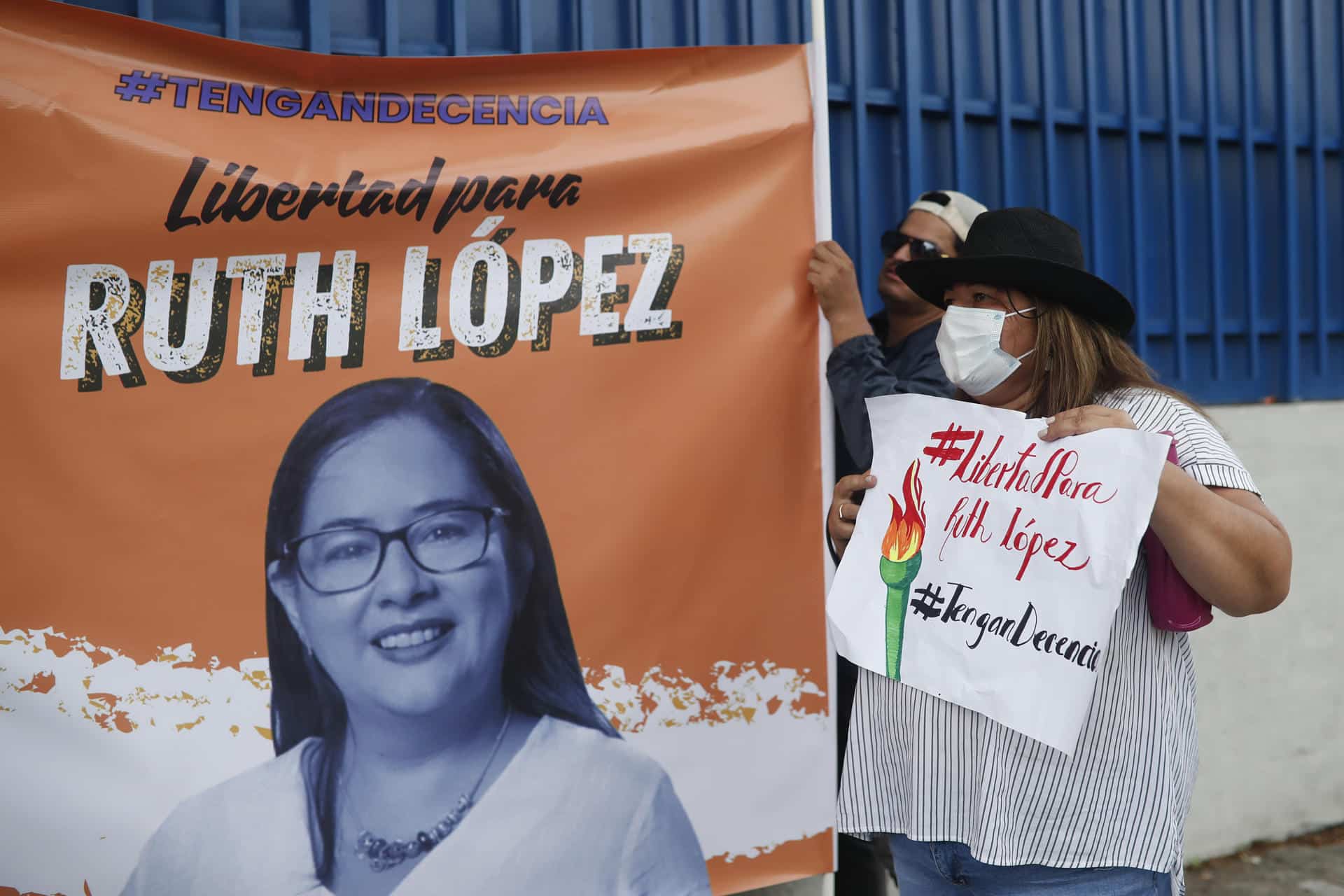 Fotografía de archivo de personas que realizan un plantón en apoyo a la defensora de derechos humanos Ruth López. EFE/Rodrigo Sura
