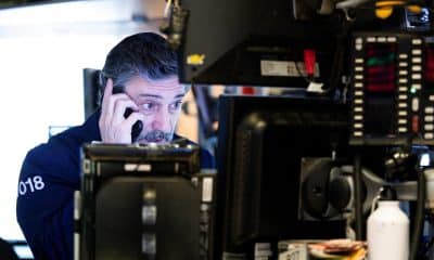 Fotografía de archivo de un corredor trabajando en la Bolsa de Valores de Nueva York (Estados Unidos). EFE/Justin Lane