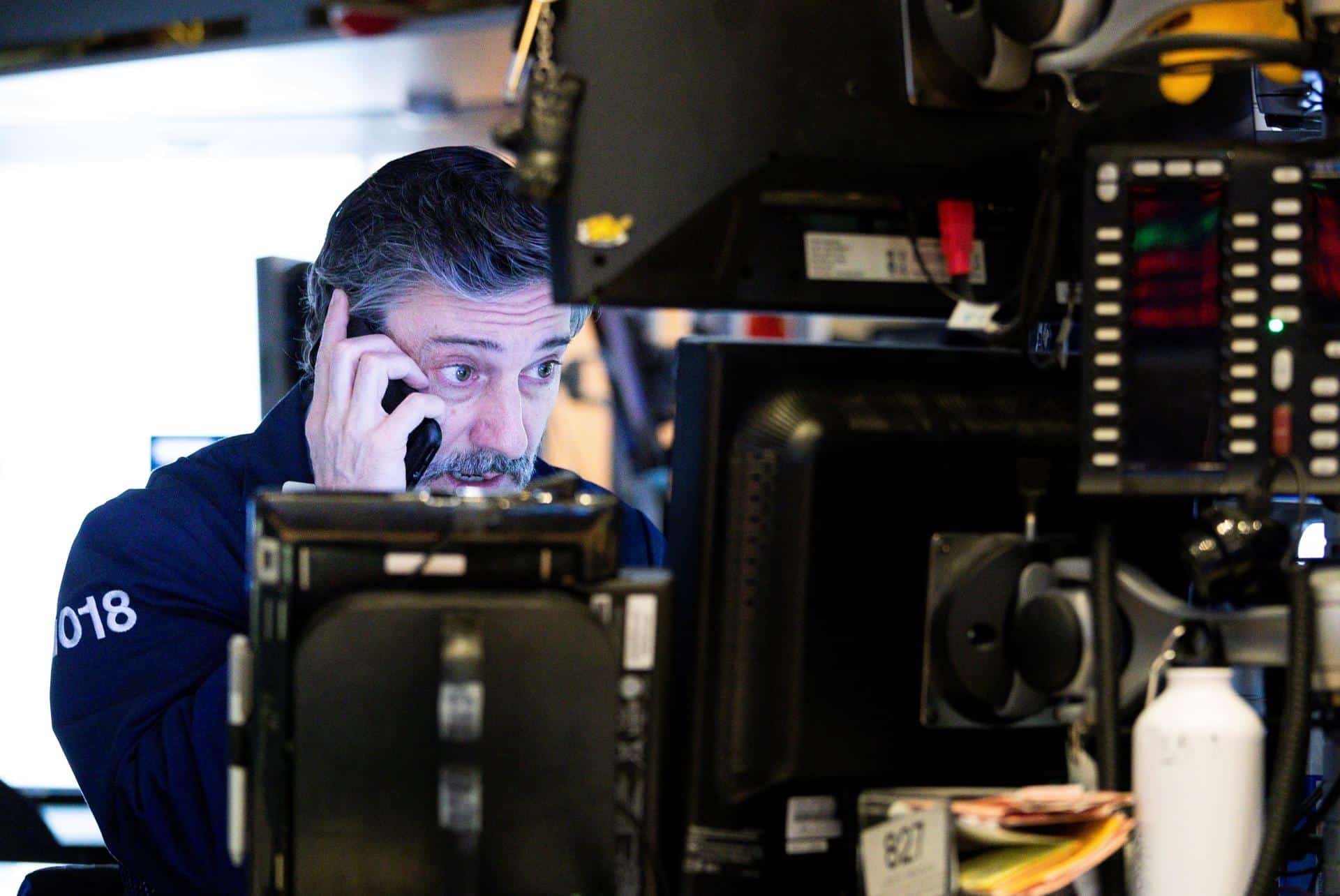 Fotografía de archivo de un corredor trabajando en la Bolsa de Valores de Nueva York (Estados Unidos). EFE/Justin Lane